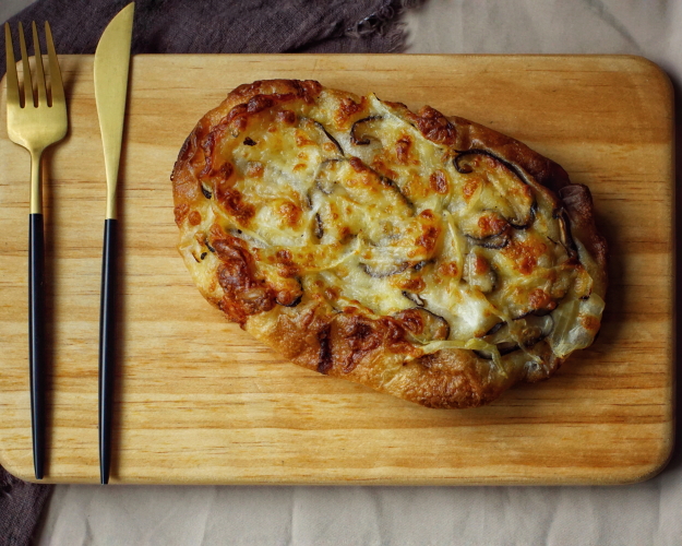 petit pain shitake flatbread